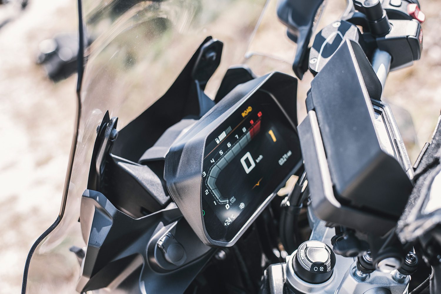 21083-002_08_1500_blank