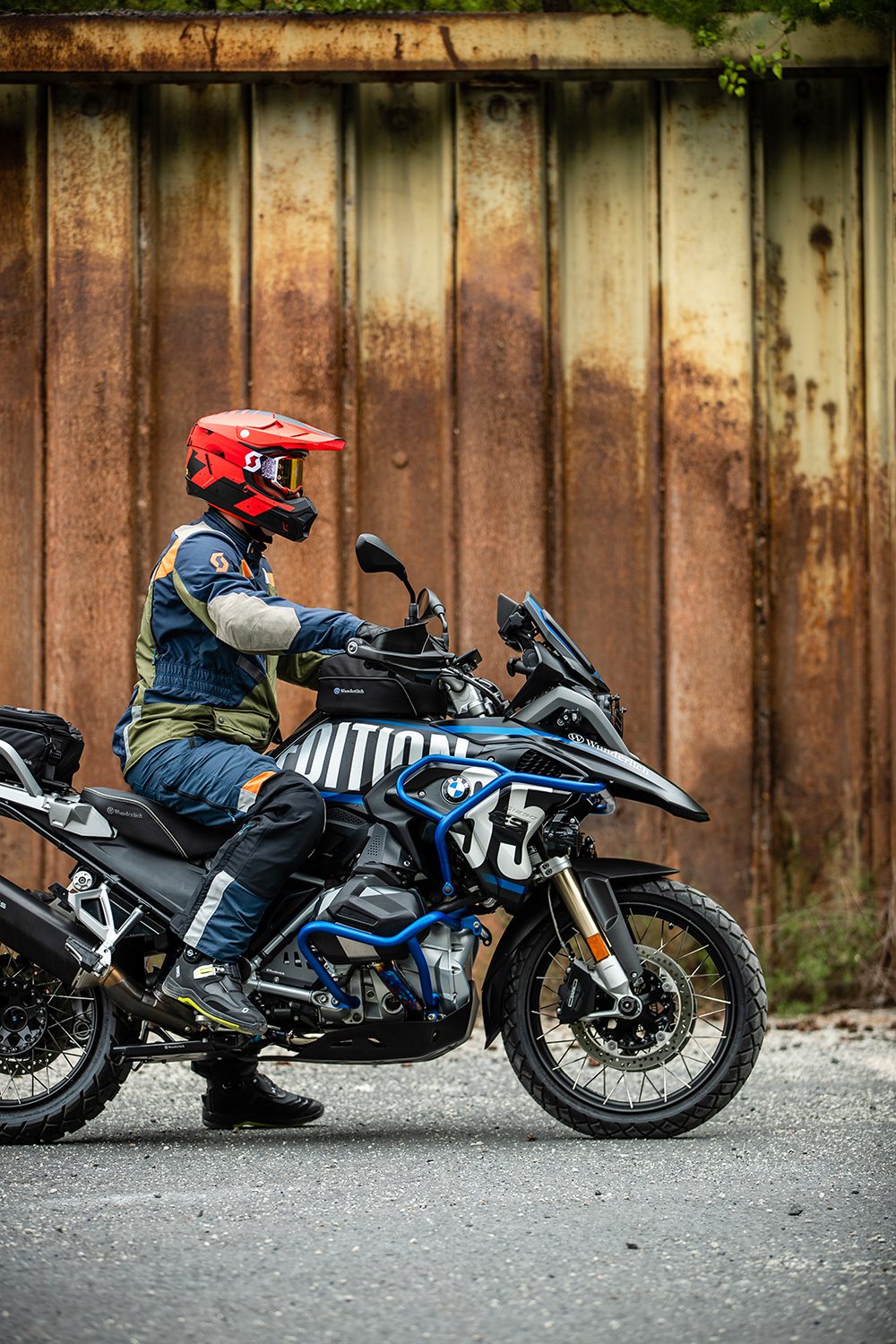 41970-011_08_1500_blank